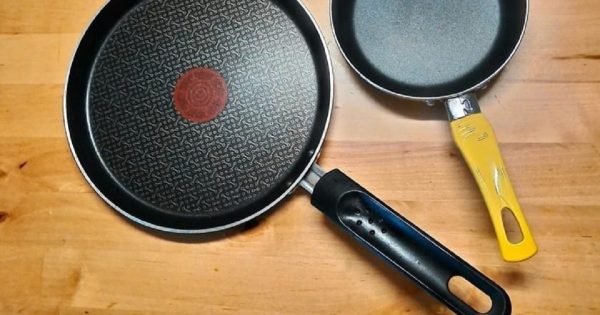 ¿Para qué sirve el agujero del mango de la sartén?