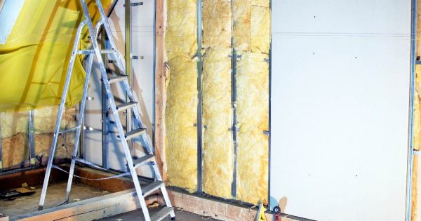 Los hábiles constructores de EE.UU. cubren el aislamiento con polietileno; me pregunto por qué no se ha expandido esta opción…