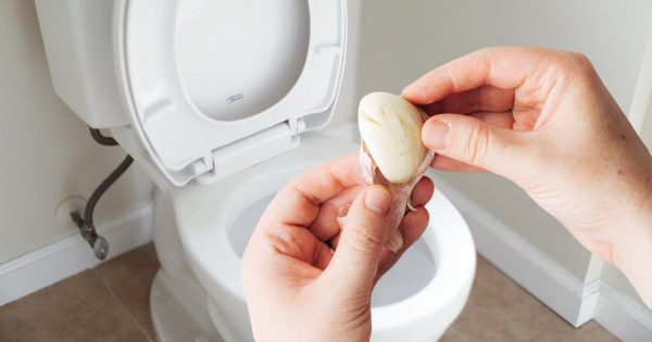 ¿Por qué tirar el ajo por el inodoro antes de acostarse?