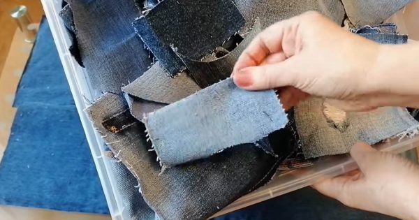 Vendí una alfombra hecha de jeans viejos a un vecino, inmediatamente recibí un nuevo pedido