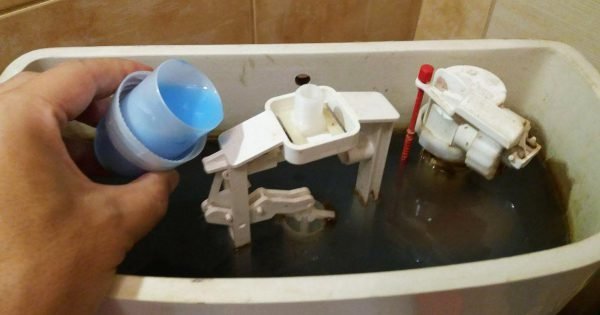 ¿Por qué deberías verter suavizante en la cisterna del inodoro?