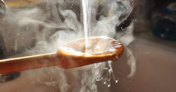 Esto es lo que sucede con tu cuerpo, si bebes agua tibia con el estómago vacío.