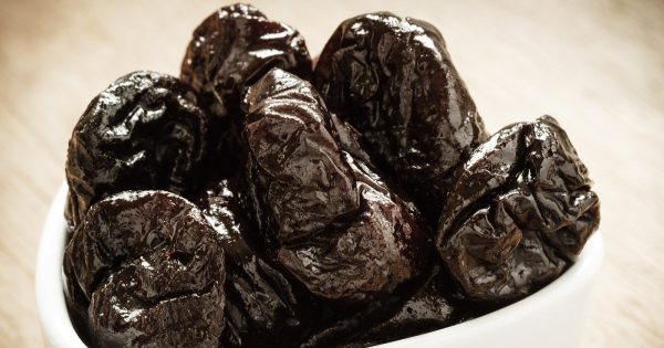 Beneficios de las ciruelas pasas para los huesos.