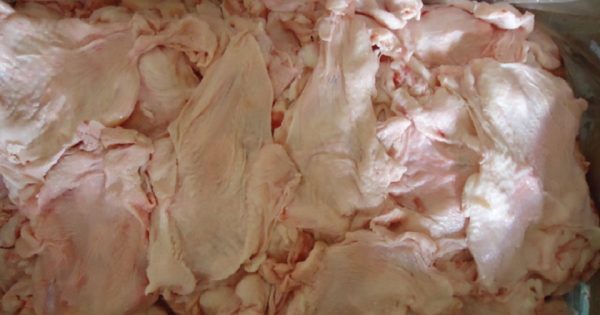 Por qué no se puede botar la piel de pollo a la basura