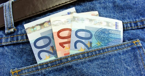 Un amigo rico me aconsejó que usara una cosa en mi bolsillo izquierdo, y el dinero fluía como un río Un amigo rico me aconsejó que usara una cosa en mi bolsillo izquierdo, y el dinero fluía como un río