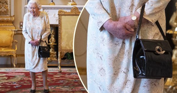 El bolso de la reina Isabel II bajo una lupa