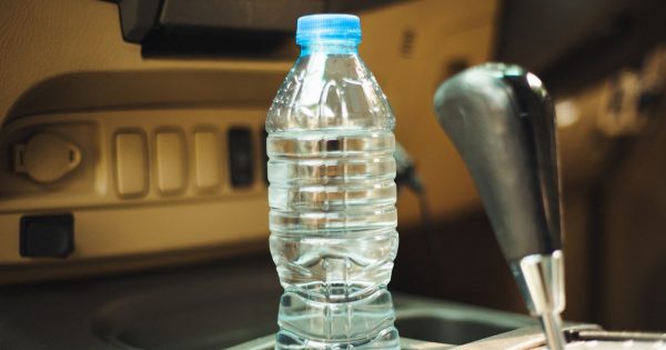 Por qué nunca dejaría una botella de agua en mi coche y no te lo aconsejaría