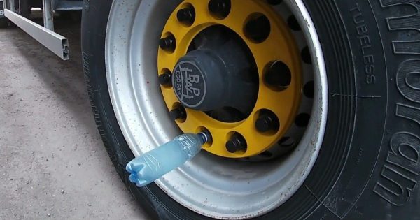Un camionero sabio mostró por qué necesitaba botellas en las ruedas de un camión