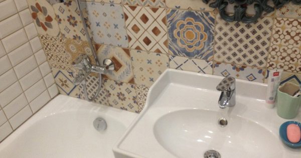 ¡Problemas con la brecha entre la pared y bañera! He aquí la solución a tan desagradable asunto…