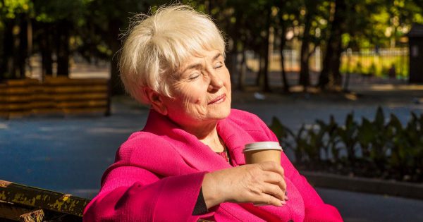 Se convirtió en una «niña» en edad de jubilación, después de cortarse los rizos a los 50