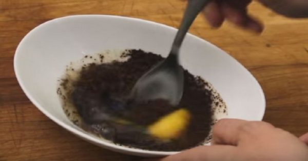 Ella agregó un huevo a su taza de café, para lograr el sabor único. ¡Estupendo!