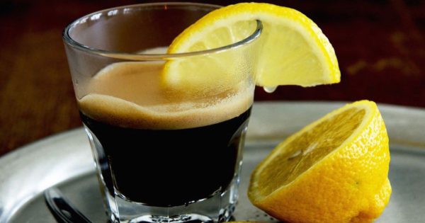 Café con limón: ¿beber o no beber?