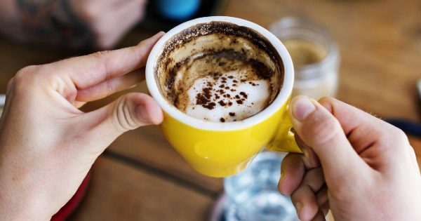 ¿Es posible tomar café con leche? ¿Con qué otros productos la bebida es incompatible?