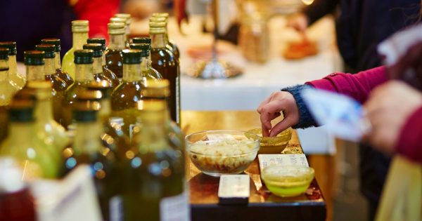 La tía regresó de Italia con la sabiduría para distinguir el aceite de oliva de alta calidad de uno falso. La tía regresó de Italia con la sabiduría para distinguir el aceite de oliva de alta calidad de uno falso.