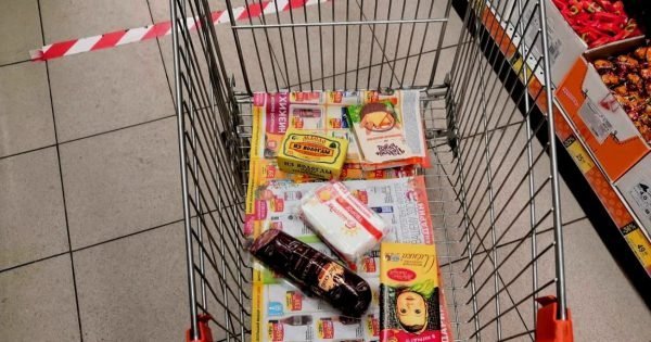 Carrito de supermercado: por qué cubrir el fondo con periódicos