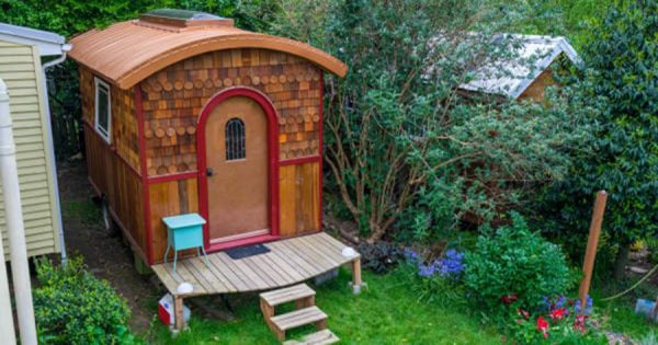 El diseñador ha equipado una casita con un área de diez metros cuadrados.