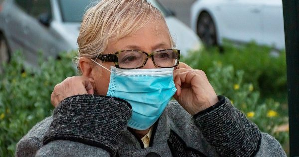 Se negó a darle a su suegra un lugar al lado de su marido