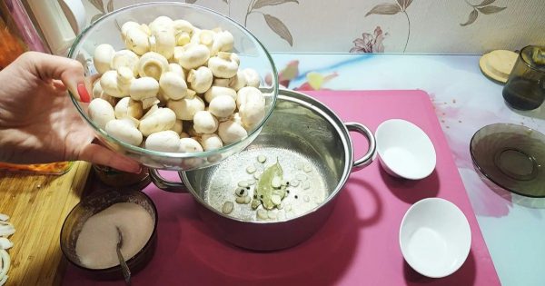 Cómo cocinar champiñones enteros