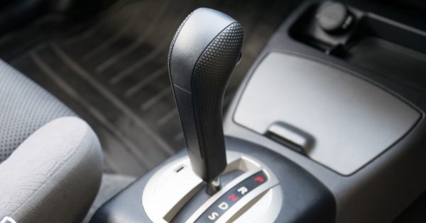 Un trabajador del servicio de automóviles explica por qué es ilógico comprar un coche con caja de cambios automática