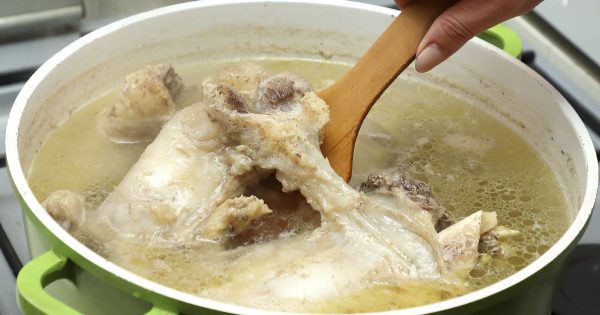 Una nutricionista nos cuenta una forma sencilla de obtener colágeno de los alimentos sin tener que comprar paquetes de suplementos.