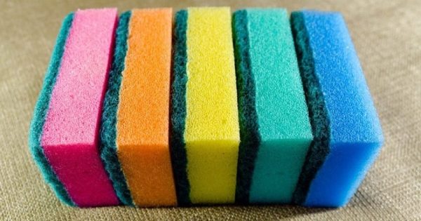 ¿Qué significa el color de una esponja para lavar platos?