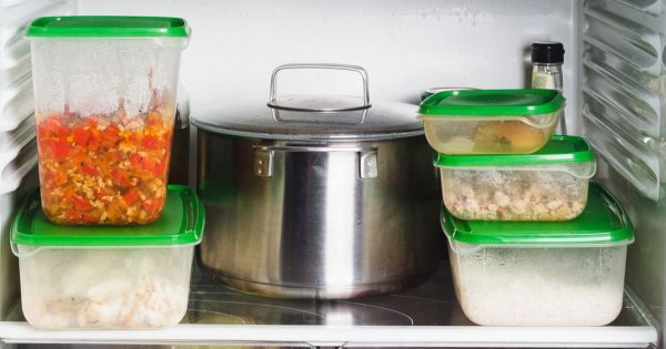 ¿Es cierto que la comida caliente se puede conservar en el frigorífico?