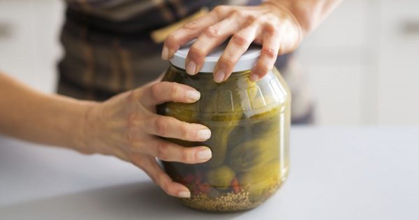 Aprendí a abrir los sellos apretados sin la ayuda de mi marido, para no volver a depender de él