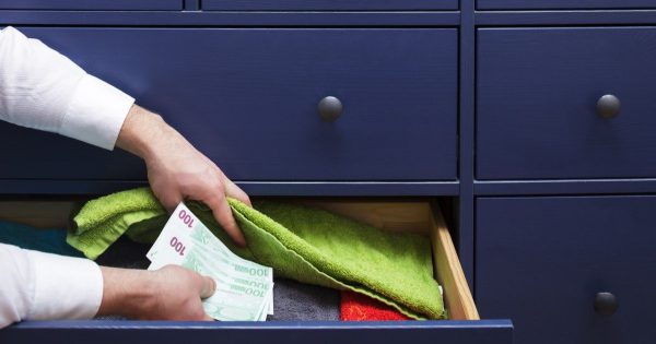 Empecé a ahorrar dejando el lápiz de labios y las medias, pero mi marido descubrió mi secreto