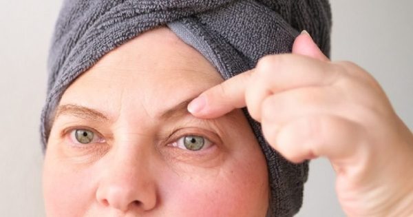 Cómo apretar los párpados en casa