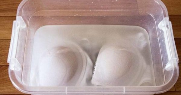 Una cocinera de cantina cuenta cómo blanquea sus albornoces sin hervirlos, devolviéndoles la blancura perdida