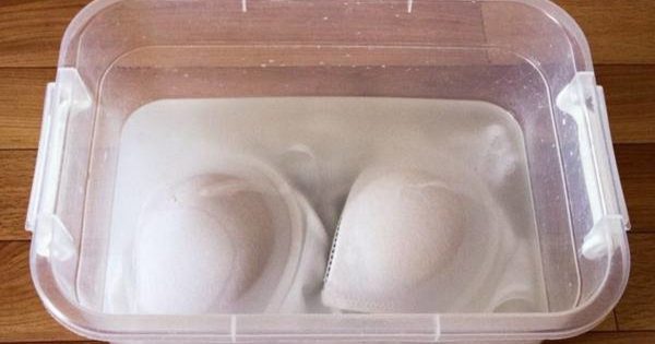 Cómo devolver la blancura a un sostén opaco o manchado.