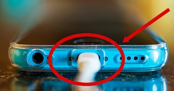 ¡Todo este tiempo le dabas la carga a tu teléfono de forma equivocada! Presta atención a ESTO…