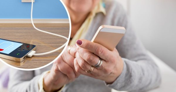 Si cargas el móvil de esta manera, siento decírtelo, ¡estás en un error! Si cargas el móvil de esta manera, siento decírtelo, ¡estás en un error!