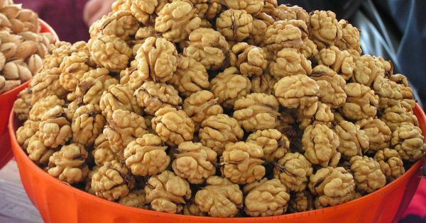 Cómo cascar una nuez sin dañar el grano