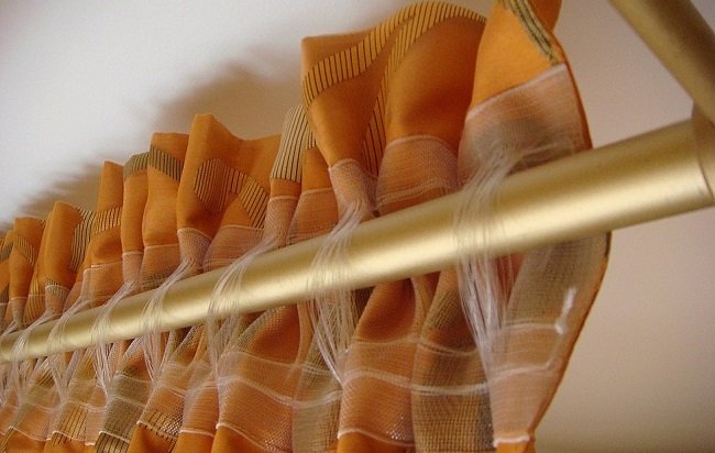 Cómo colgar cortinas en la cornisa