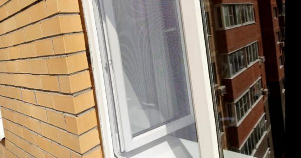 Cómo colocar un mosquitero sin marco sobre una ventana