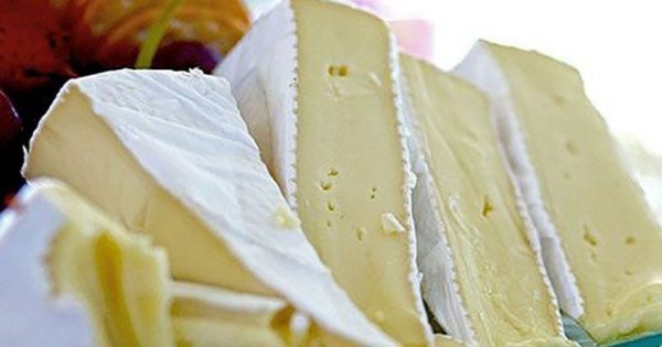 Como comer queso brie