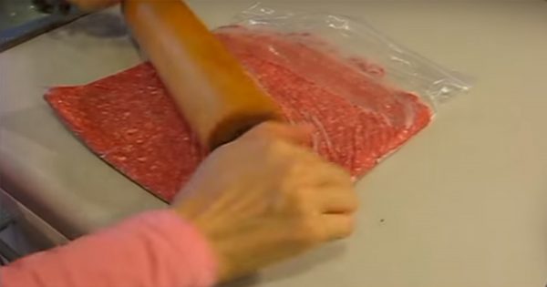 Ella puso el picadillo en una bolsa de plástico y pasó el rodillo por la bolsa. ¡La razón es muy práctica!