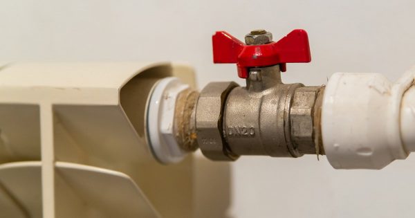 Cómo cerrar el agua si la válvula de bola está atascada