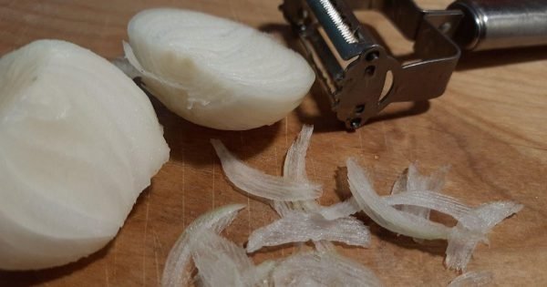 La forma rápida de cortar cebollas de una abuela armenia en las mejores tiras sin un cuchillo