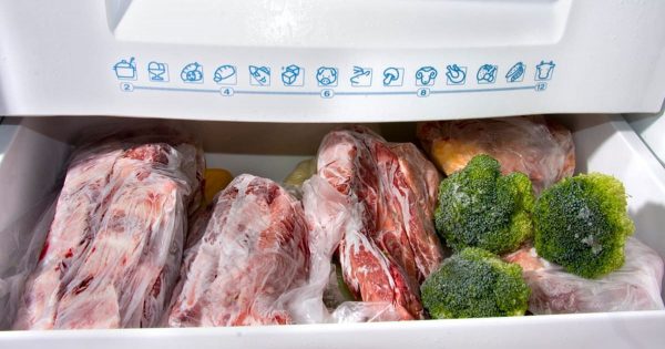 La abuela canosa echó a perder 1 kg de carne mientras descongelaba, ahora pide no repetir sus errores