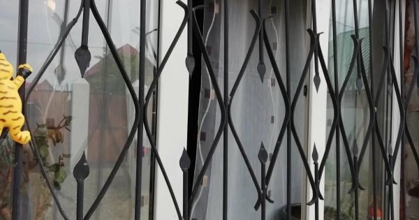 La forma de la abuela de mantener a los insectos fuera de la casa con las ventanas abiertas