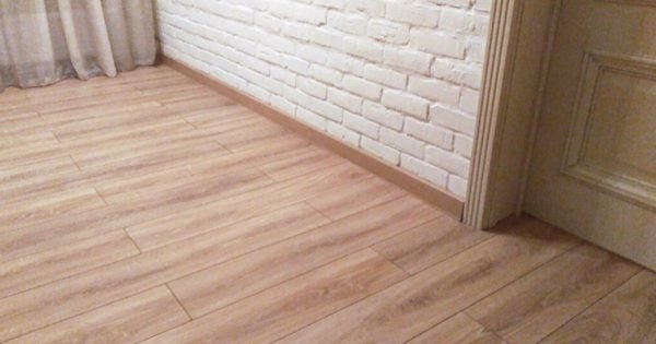 ¿Por qué es tan terrible para un diseñador cuando los clientes elijen un rodapié que combine con el color del suelo?