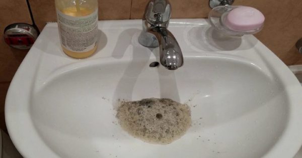 Cómo eliminar un atasco en el desagüe del fregadero