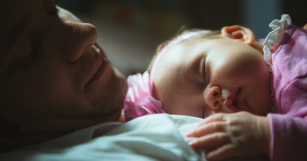 El desafortunado hombre ya se estaba preparando para dormir con el bebé en el aeropuerto, pero el destino le regaló una anciana