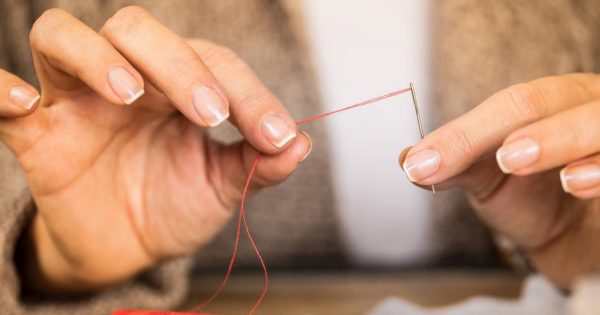 La abuela sin gafas no podía enhebrar la aguja, y mostró un ingenioso truco con un cepillo de dientes