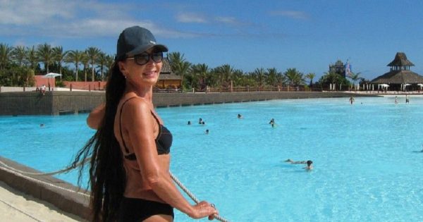 ¡Esta belleza no tiene 30 o incluso 40 años! Su escultural forma ha dejado boquiabierto a más de uno…