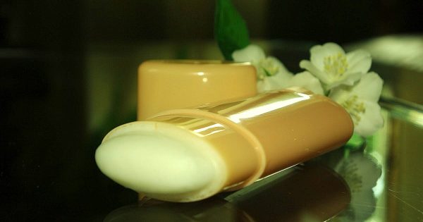 ¡Mezcla estos tres ingredientes y te olvidarás del mal olor a sudor para siempre!