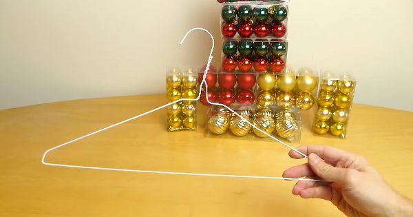 ¡Ella tomó una percha inútil y la convirtió en un hermoso adorno para la Navidad!