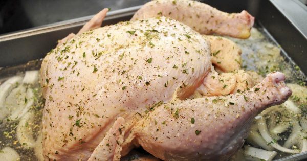 El chef hornea todo el pollo sin tocar el frasco, simplemente remojándolo bien